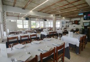 Espacio interior del restaurante Begoña  con  mesas y sillas
