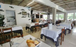 Espacio interior del restaurante Begoña  con  mesas y sillas