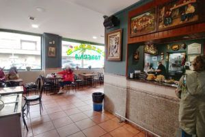 Espace intérieur du bar Txispas avec votre comptoir de pintxos