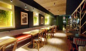 Espace intérieur rénové du restaurant Zuen Etxea avec tables et chaises

