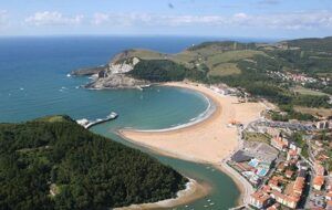 Vista aérea de la ria de Plentzia, playas de Plentzia y Gorliz