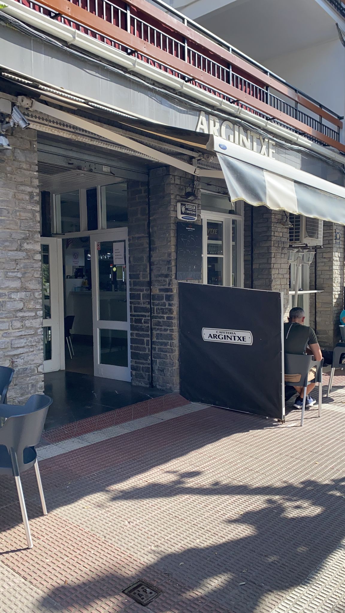 Terrasse et entrée du bar Argintxe