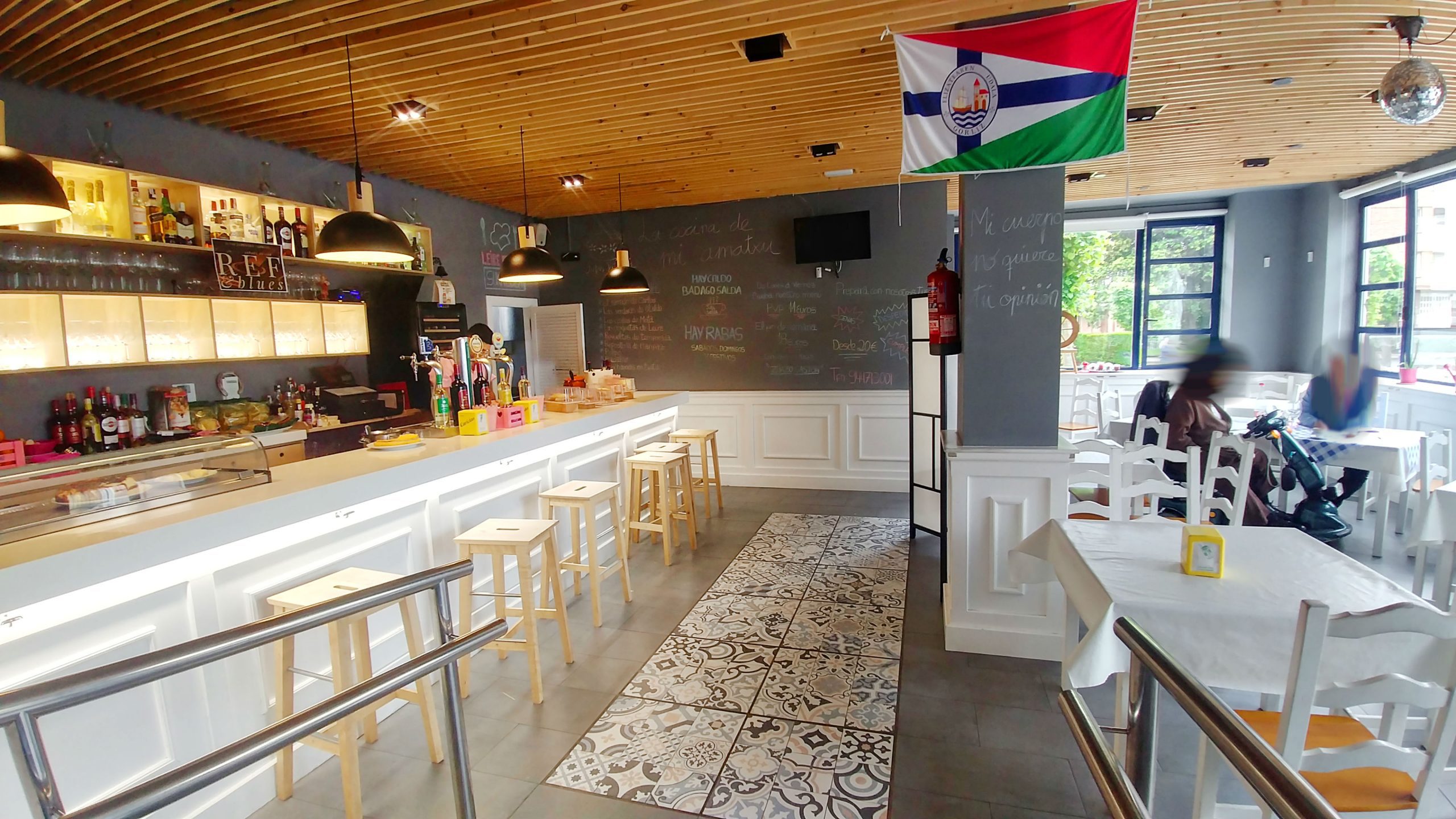Espace intérieur du restaurant Jubis avec son comptoir de pintxos tables et chaises