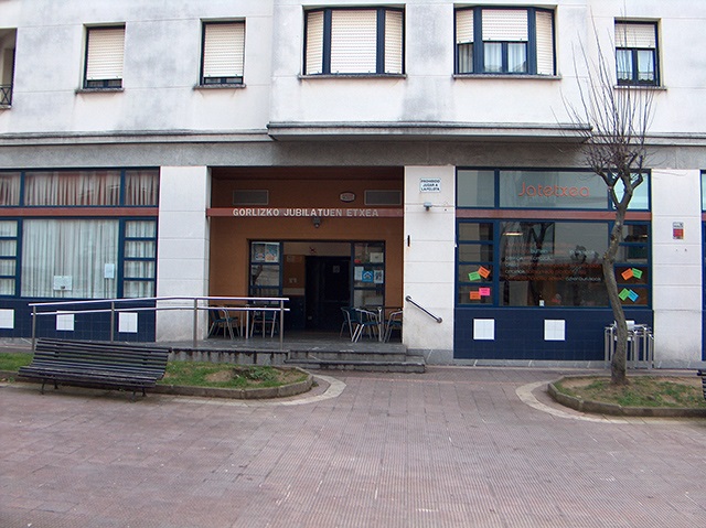 Espace extérieur du restaurant Jubis avec tables et chaises
