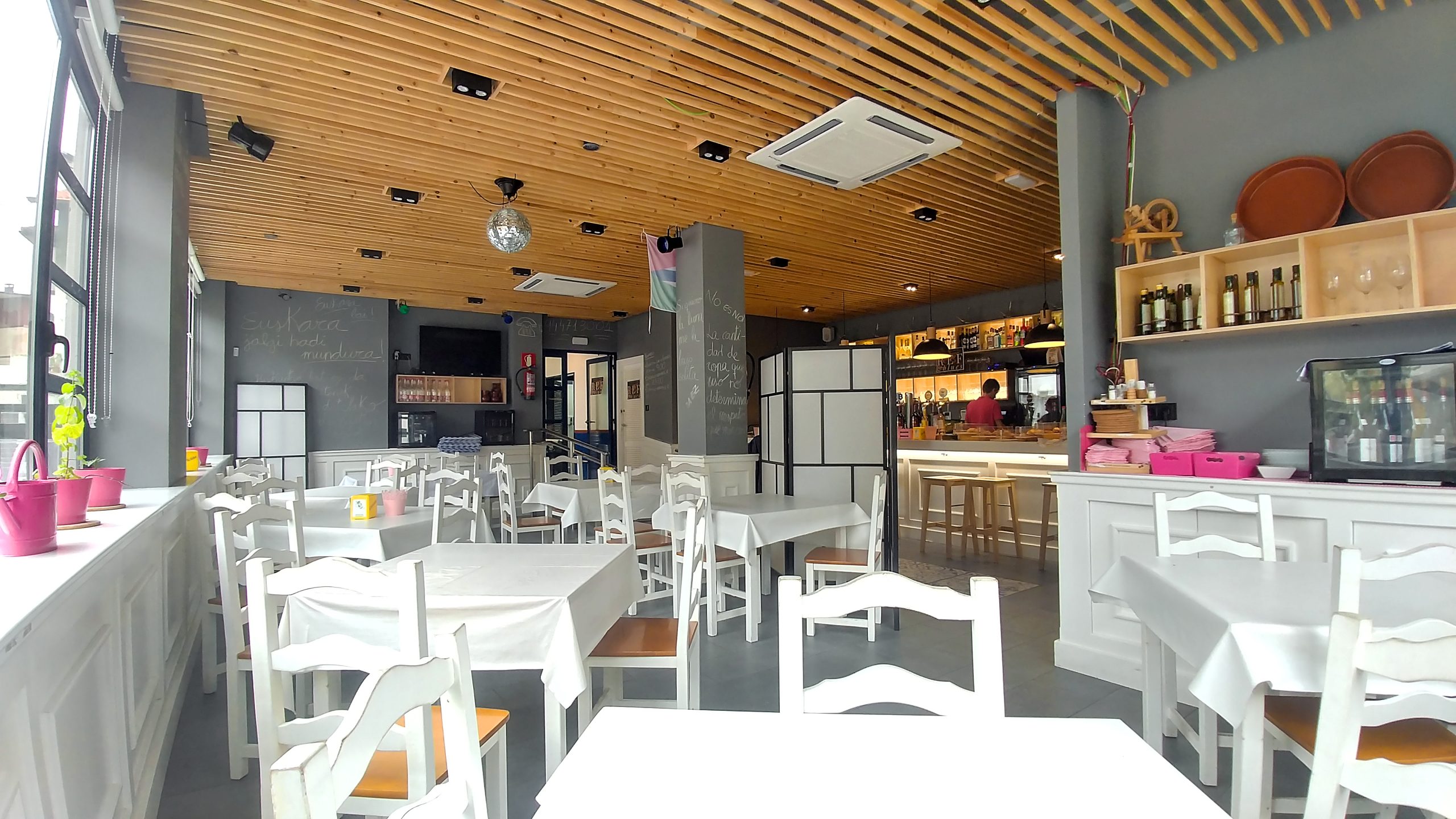 Espace intérieur du restaurant Jubis avec son comptoir de pintxos tables et chaises
