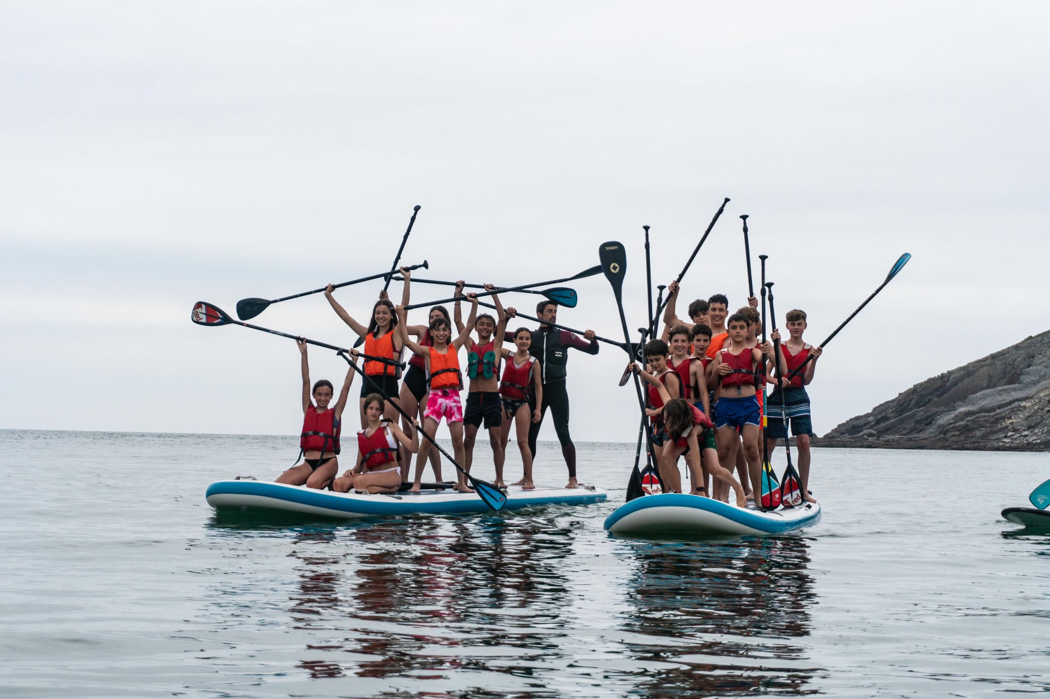 Groupe de personnes réalisant Big Sup dans la baie de Gorliz


